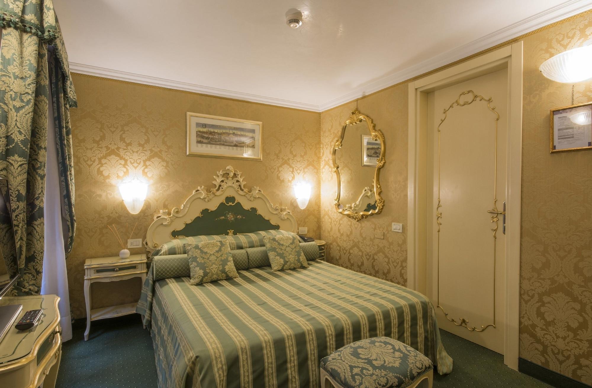 Hotel Becher Венеция Екстериор снимка