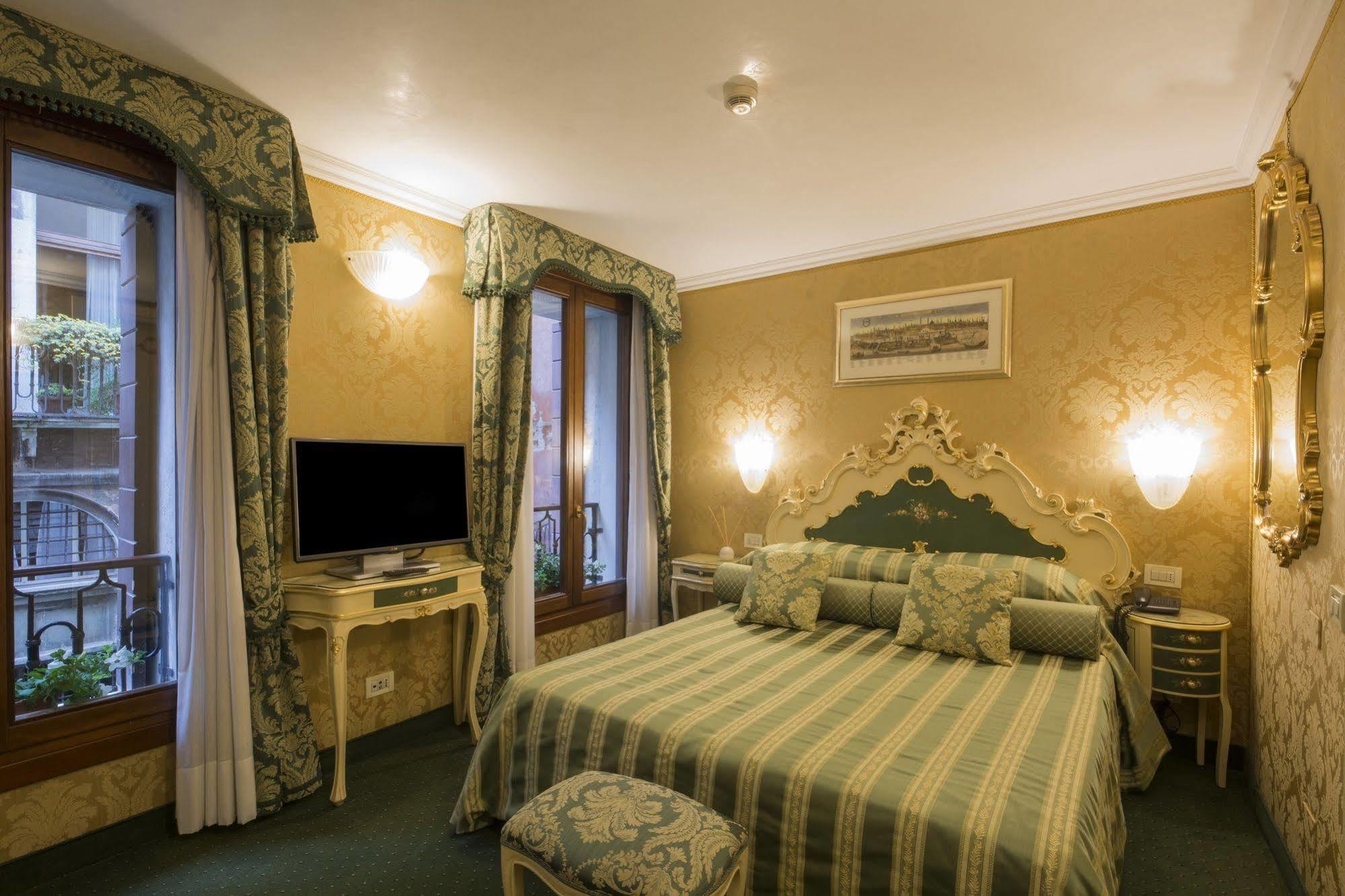 Hotel Becher Венеция Екстериор снимка